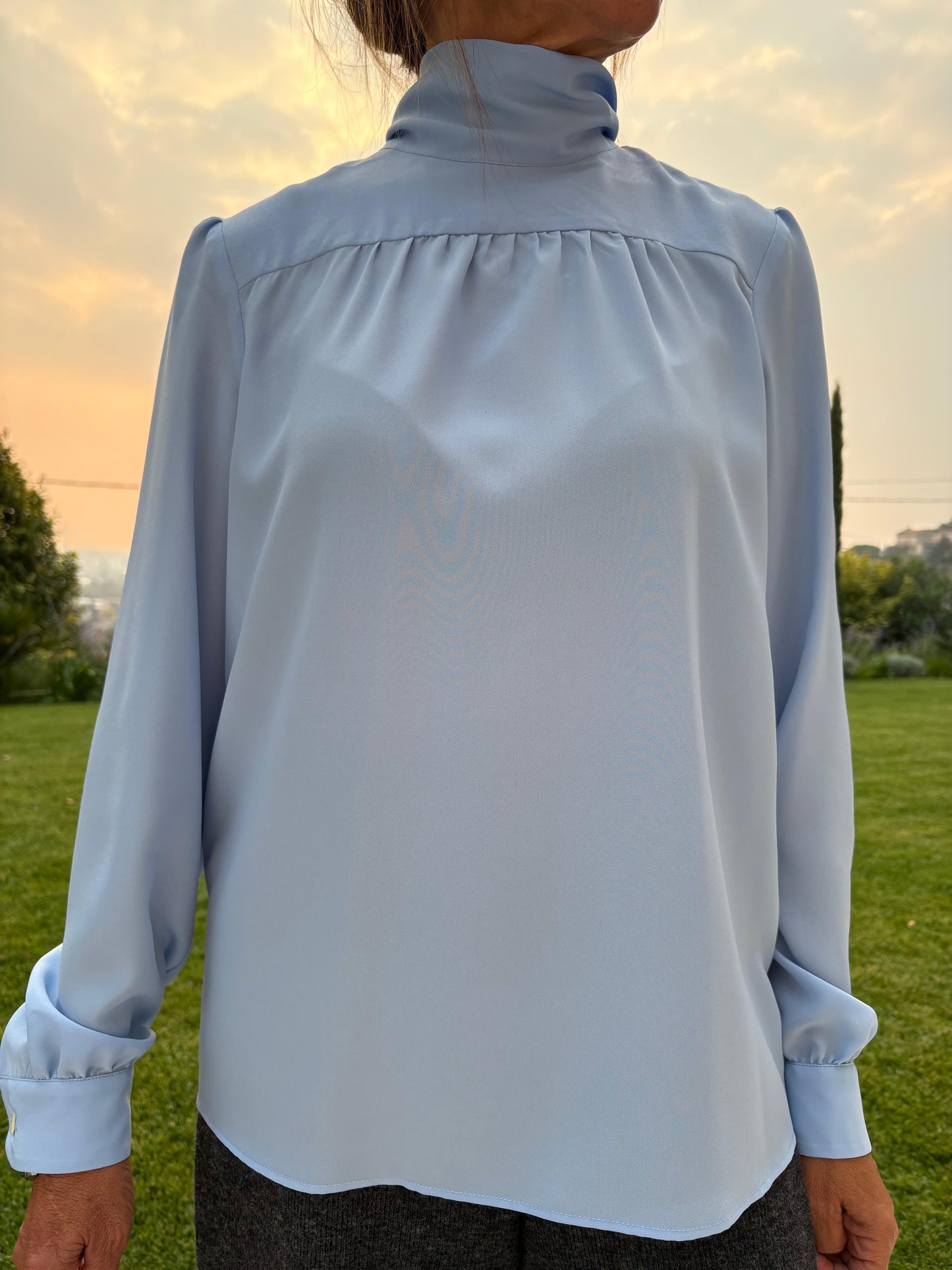 BLUSA CON FIOCCO SULLA SCHIENA