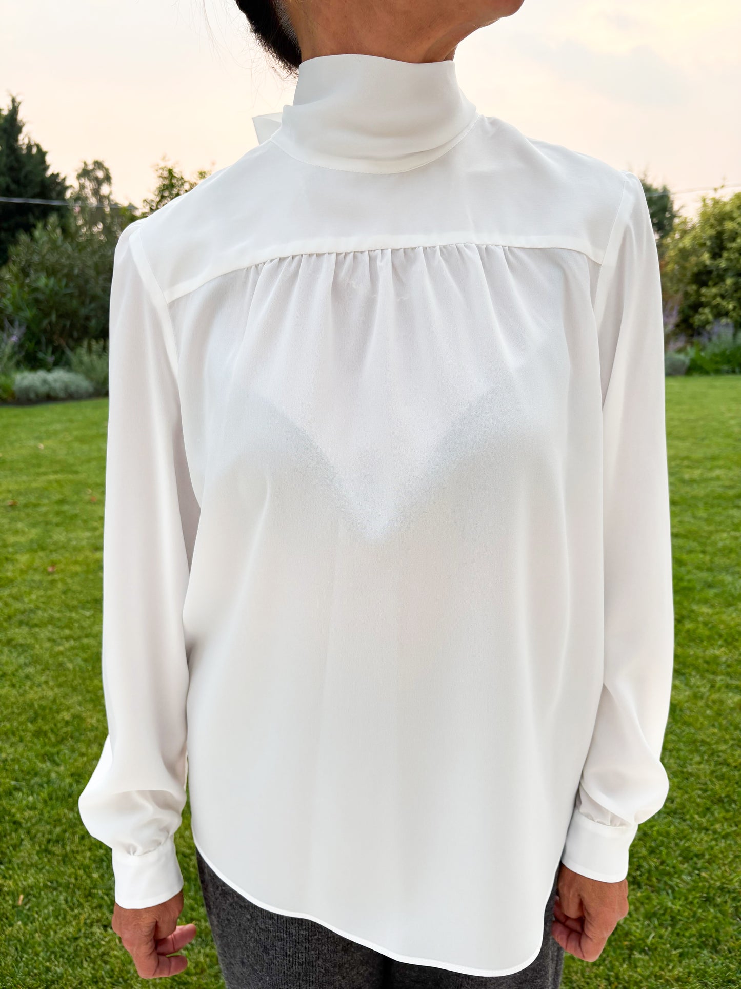 BLUSA CON FIOCCO SULLA SCHIENA