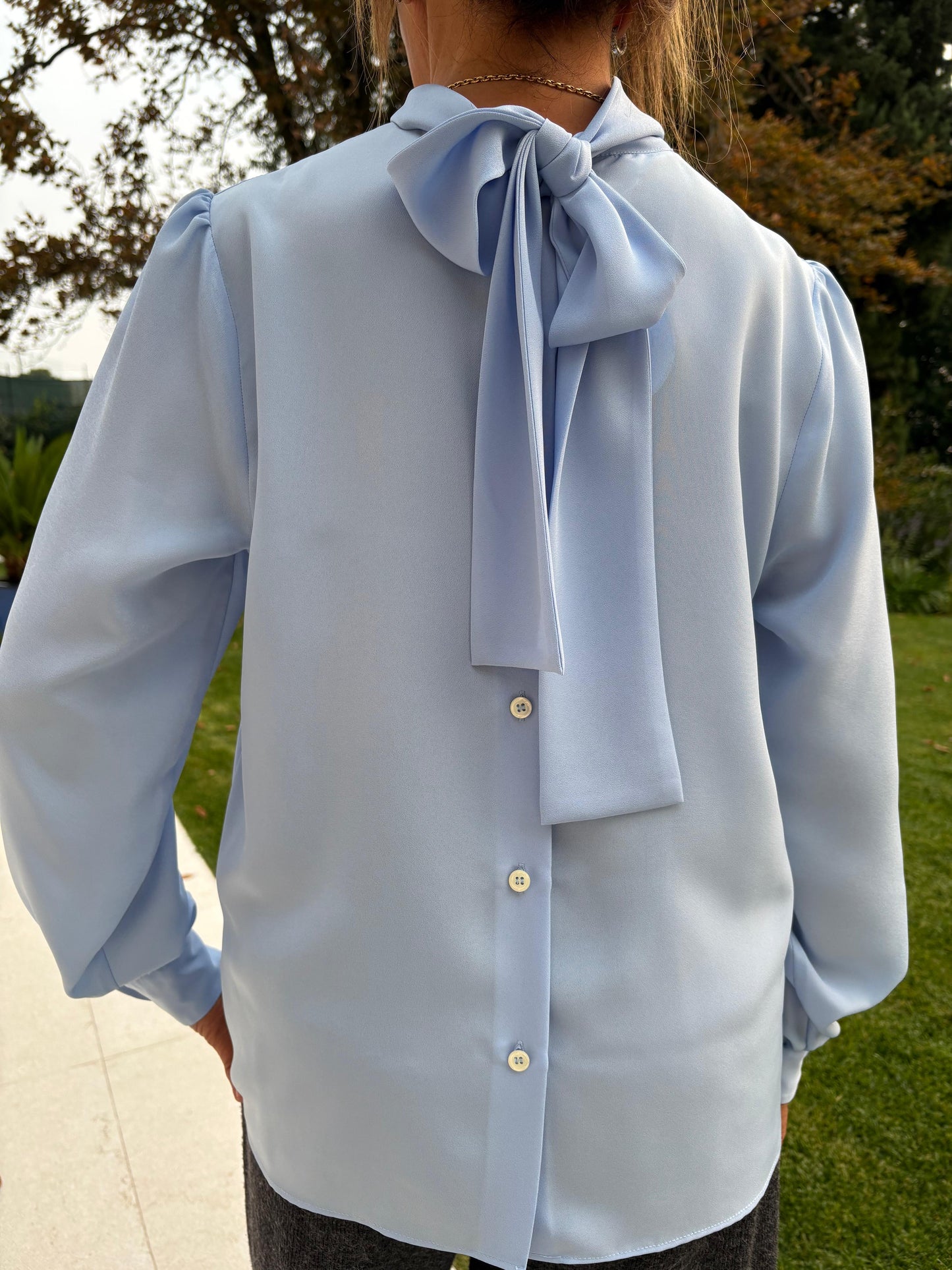 BLUSA CON FIOCCO SULLA SCHIENA